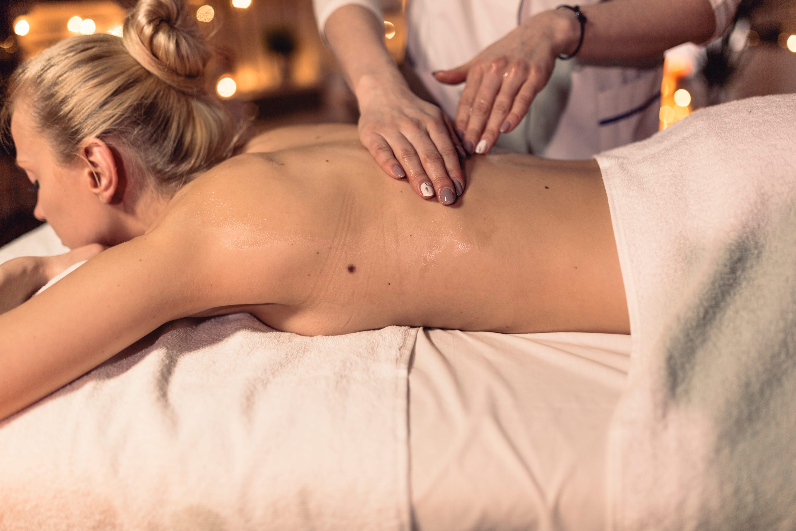 Filipinska masaža (hilot) u Timeless Medic, terapeut primenjuje tradicionalne tehnike, žena se opušta na masažnom stolu, holistički pristup za telo i duh.